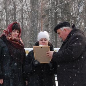 Губернатор Костромской области переда медальон красноармейца А.В. Курилова его родным